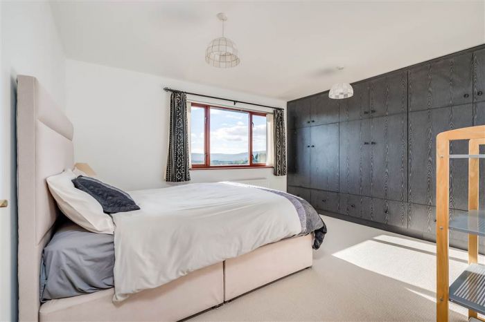 8 Royal Lodge Mews