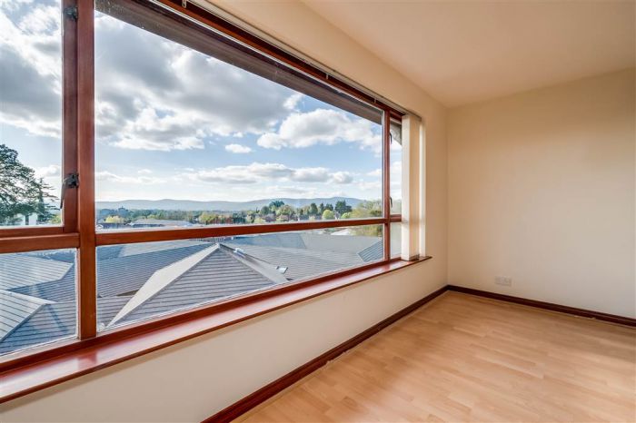 8 Royal Lodge Mews