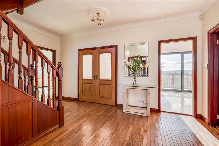 8 Royal Lodge Mews