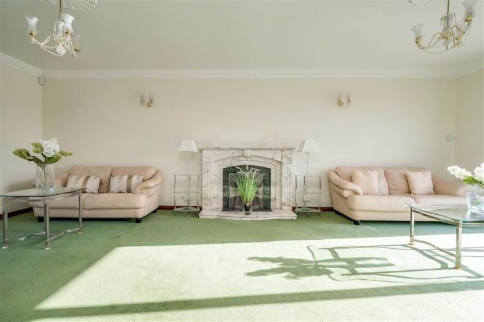 8 Royal Lodge Mews