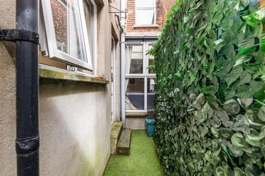 3 Sandhurst Gardens