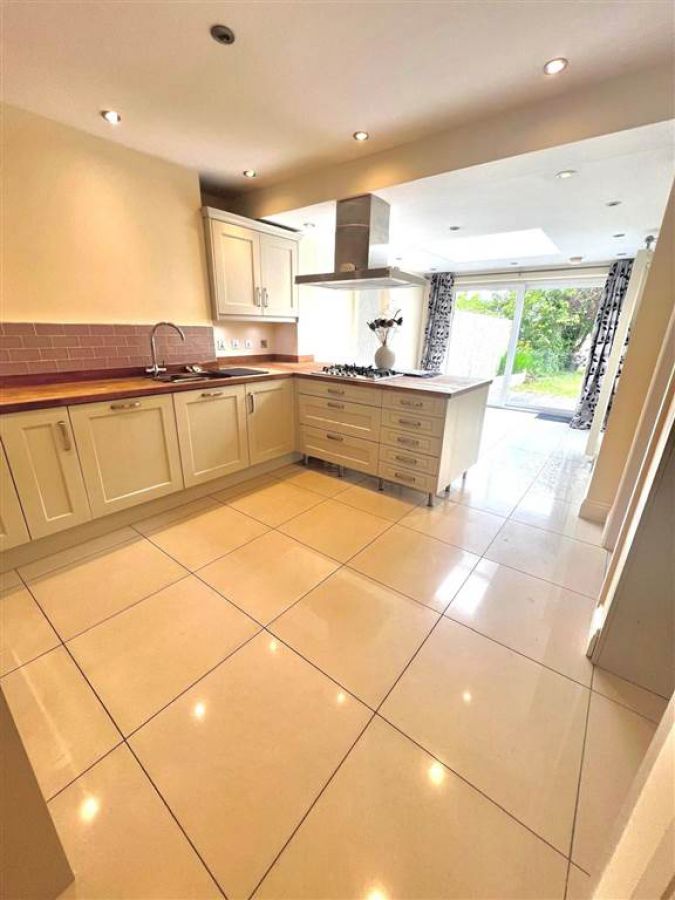 12 Cricklewood Park