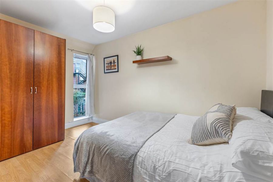 Apt 4, 89 Eglantine Avenue