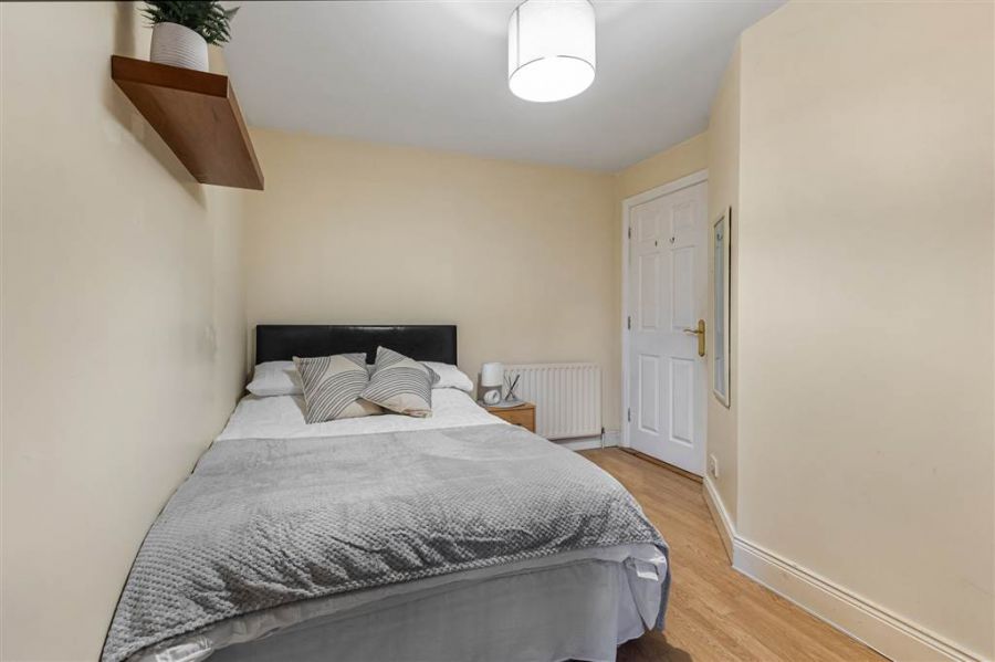 Apt 4, 89 Eglantine Avenue