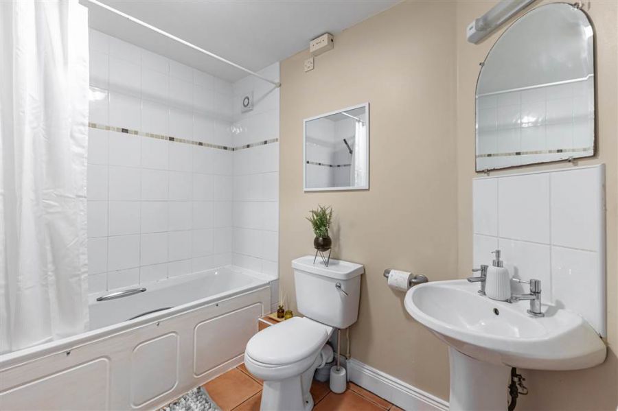 Apt 4, 89 Eglantine Avenue