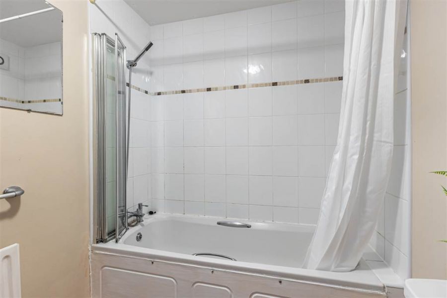 Apt 4, 89 Eglantine Avenue