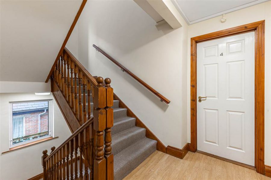 Apt 4, 89 Eglantine Avenue