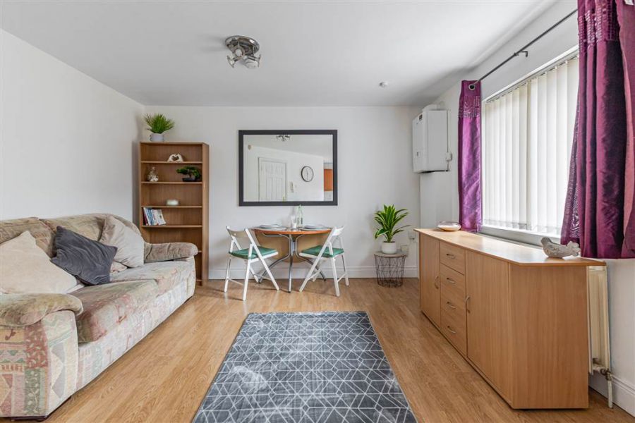 Apt 4, 89 Eglantine Avenue