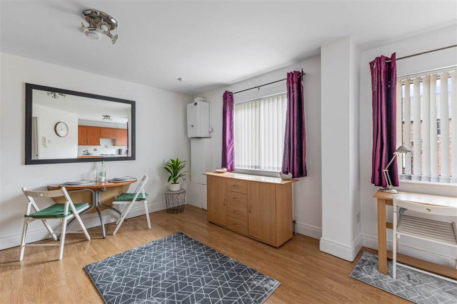 Apt 4, 89 Eglantine Avenue