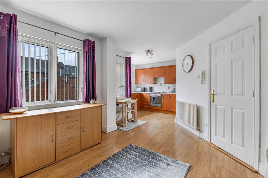 Apt 4, 89 Eglantine Avenue