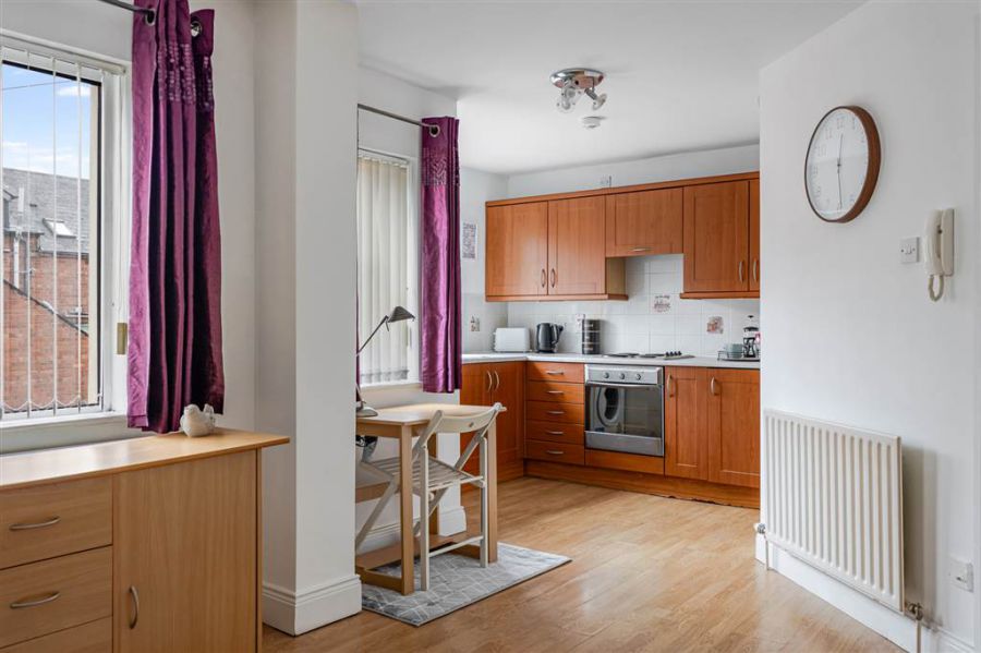 Apt 4, 89 Eglantine Avenue