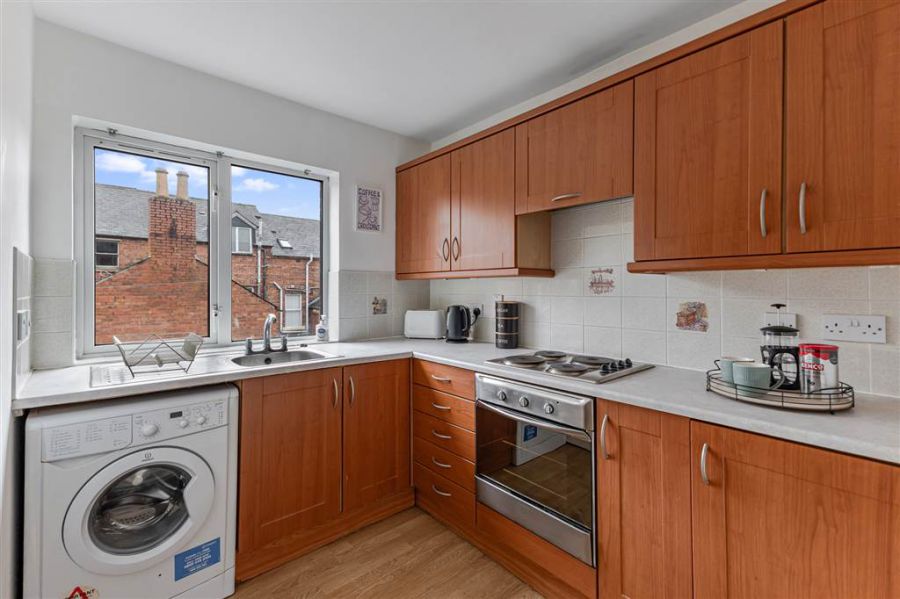 Apt 4, 89 Eglantine Avenue