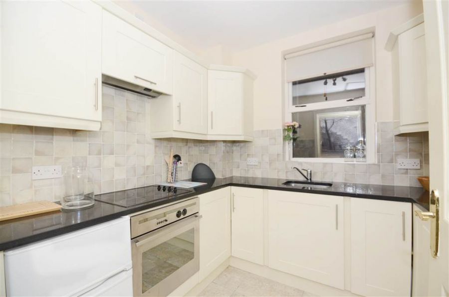 Apt 6 14 College Gardens