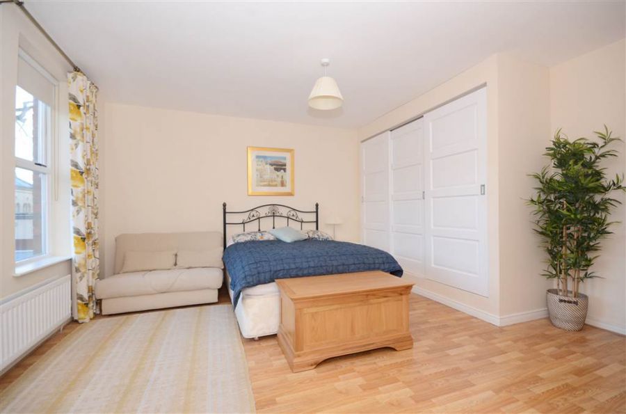 Apt 6 14 College Gardens