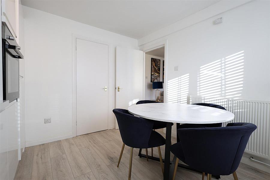 Apt 10 Waverley Court