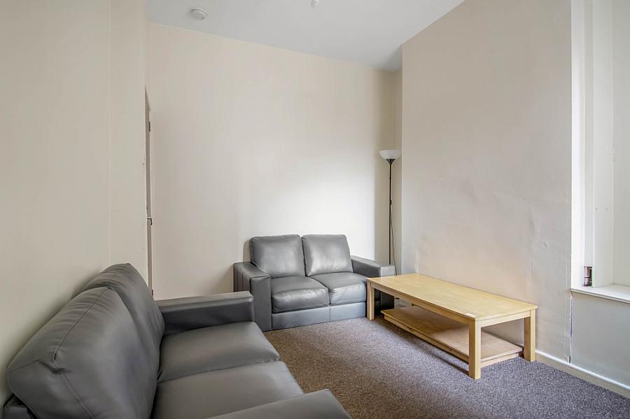 63 Sandhurst Gardens