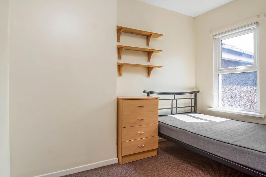 63 Sandhurst Gardens