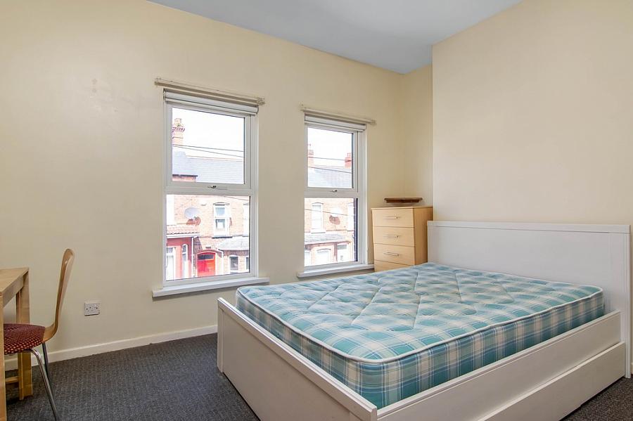 63 Sandhurst Gardens