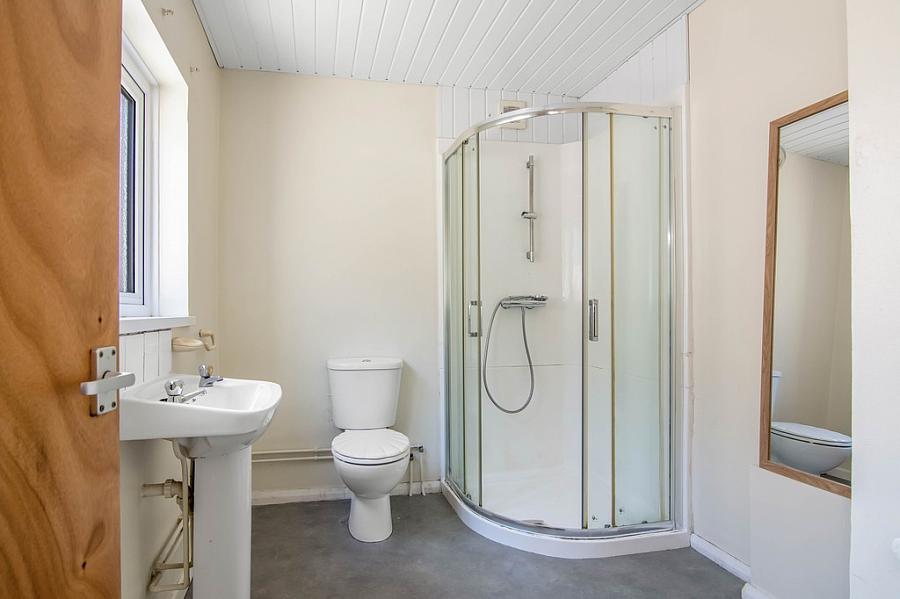 63 Sandhurst Gardens