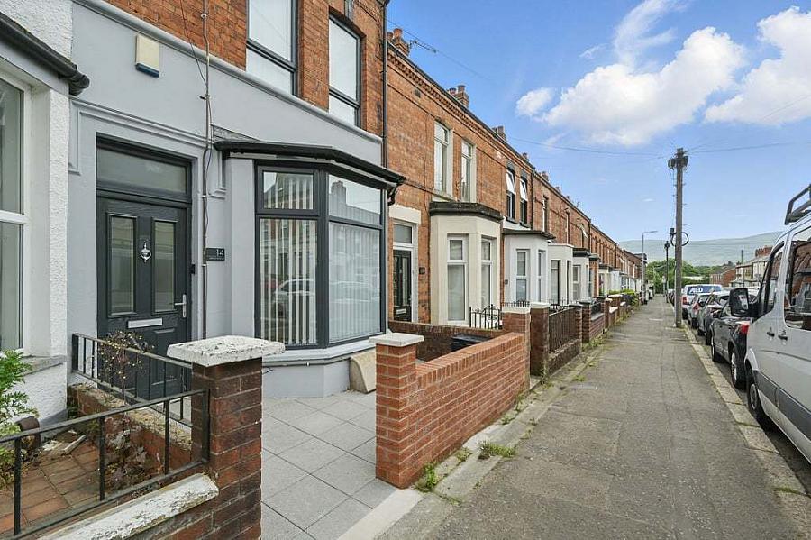 14 Lisburn Avenue Bt9 7Fx