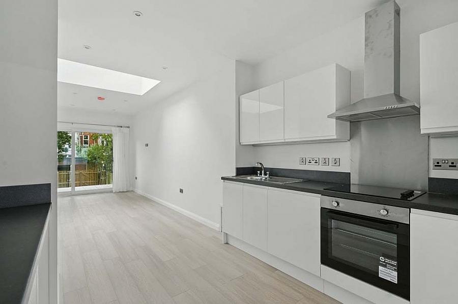 14 Lisburn Avenue Bt9 7Fx