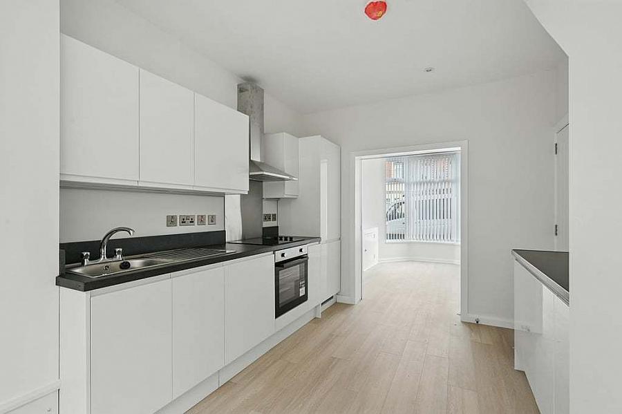 14 Lisburn Avenue Bt9 7Fx