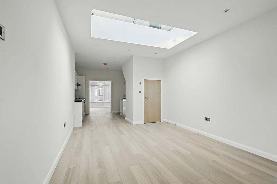 14 Lisburn Avenue Bt9 7Fx