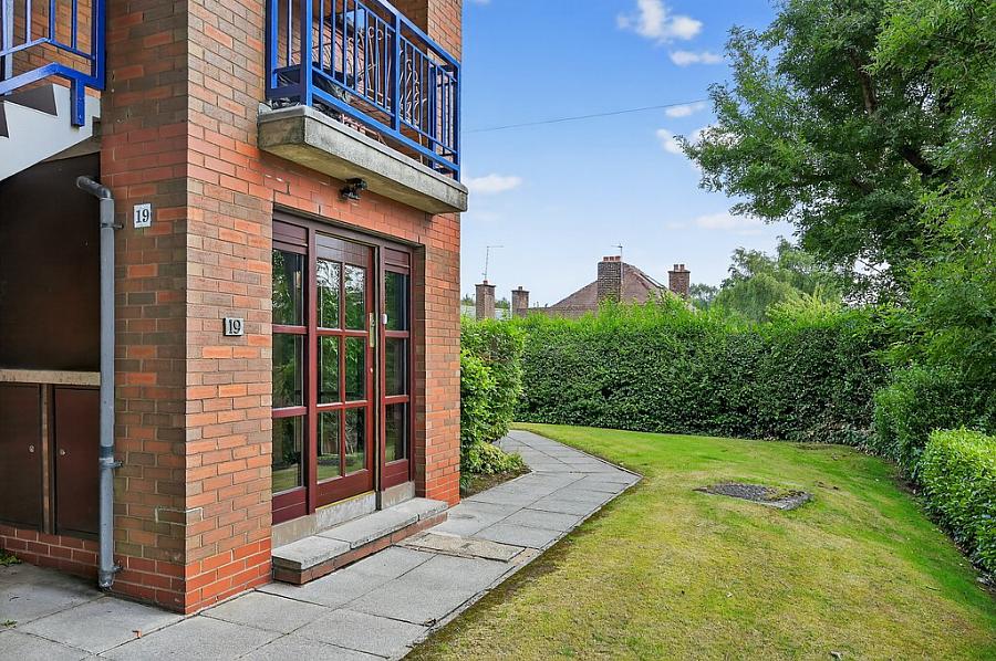 19 Cleaver Court Bt9 5Lx
