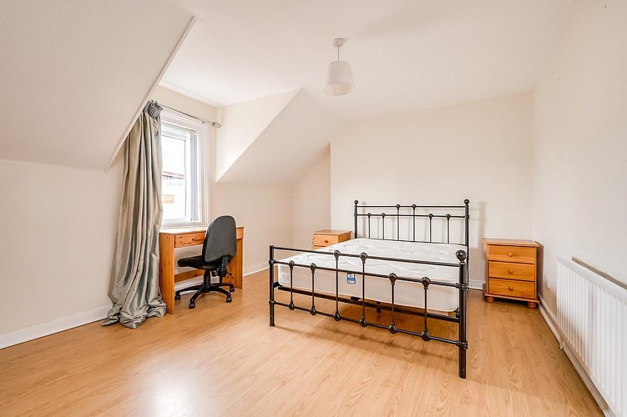 Flat 2, 98 Cromwell Road