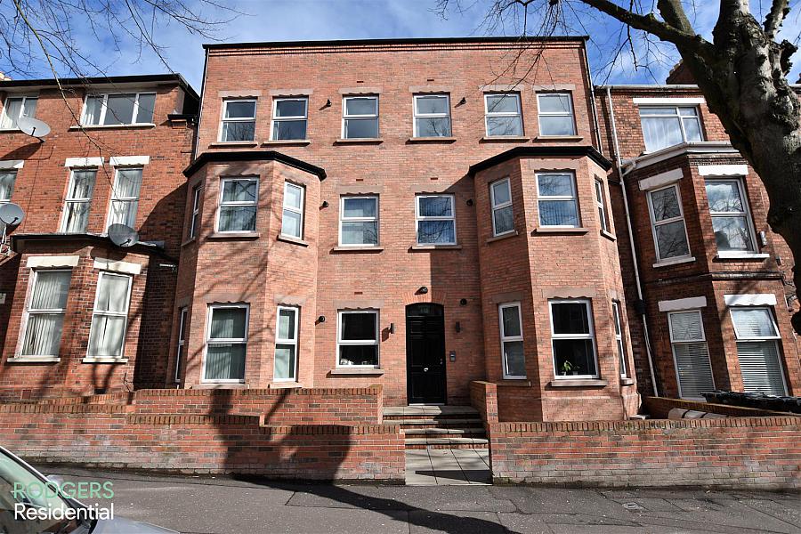 Apt 3, 108-110 Eglantine Avenue