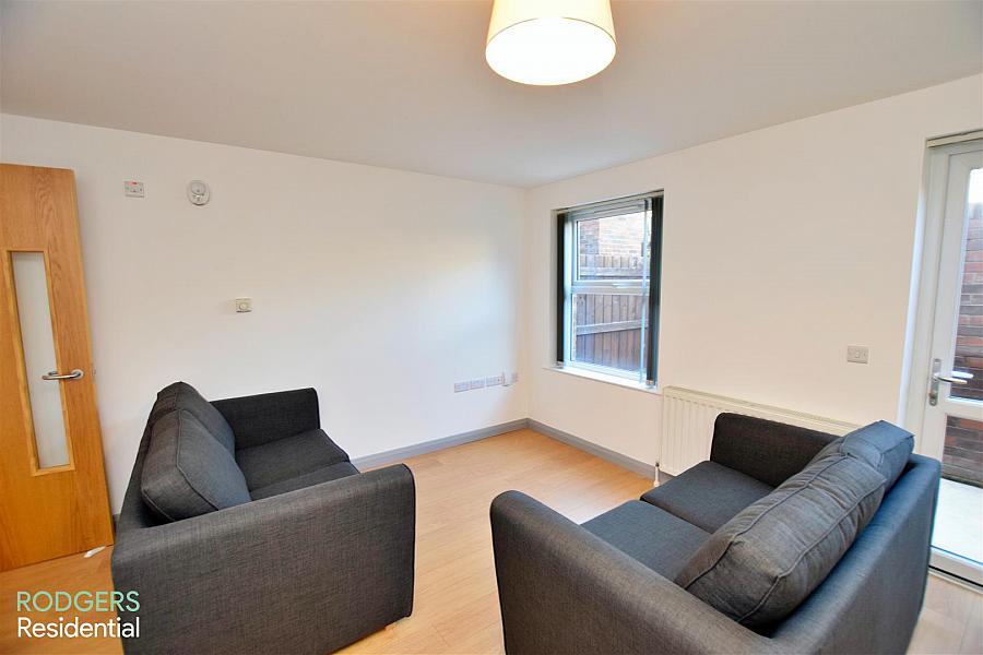 Apt 3, 108-110 Eglantine Avenue