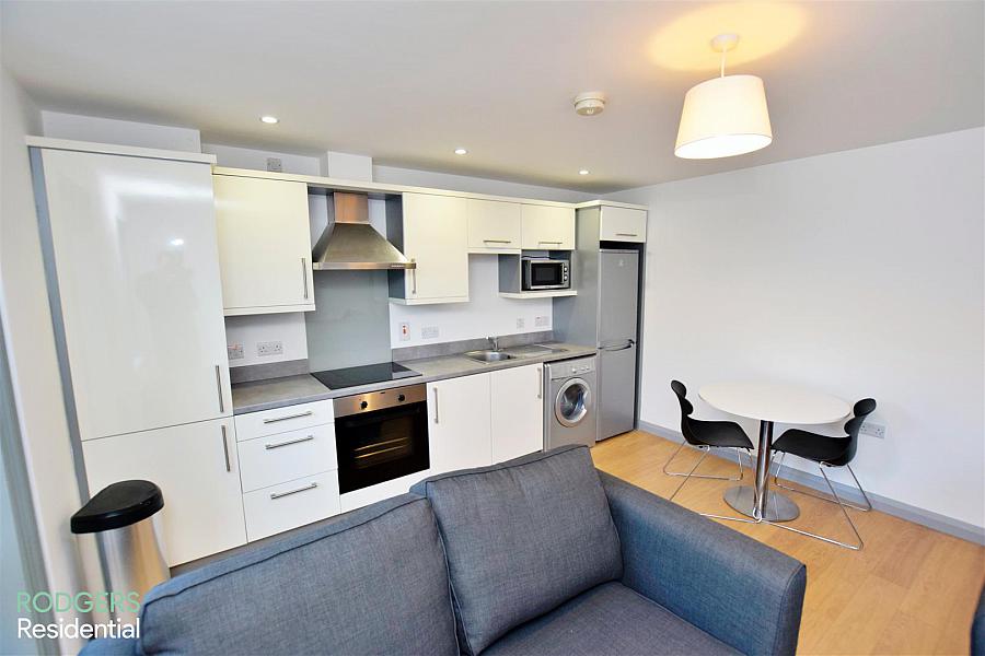 Apt 3, 108-110 Eglantine Avenue