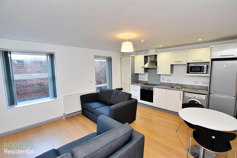 Apt 3, 108-110 Eglantine Avenue