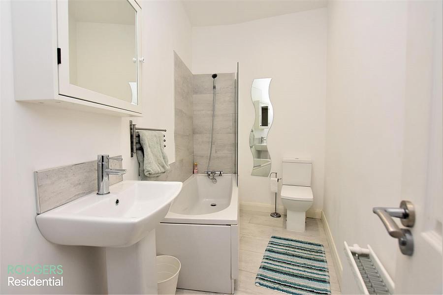 Apt 3 42 Upper Newtownards Road