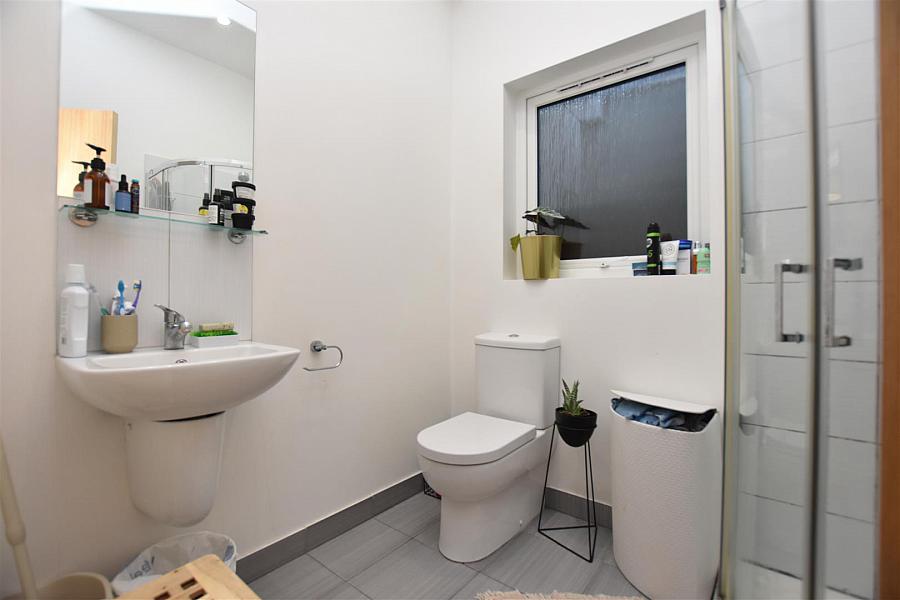 Apt 4, 104 Eglantine Avenue