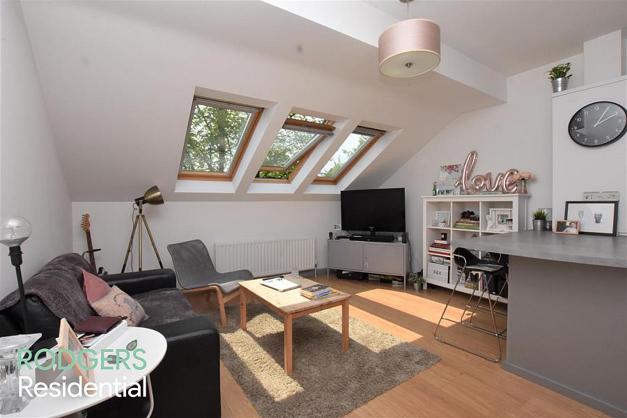 Apt 11, 104 Eglantine Avenue