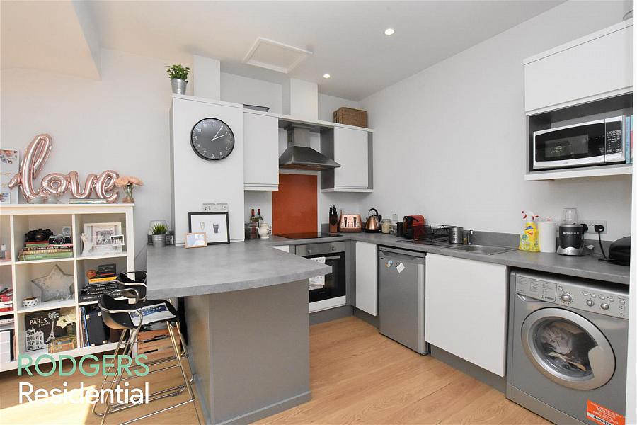 Apt 11, 104 Eglantine Avenue