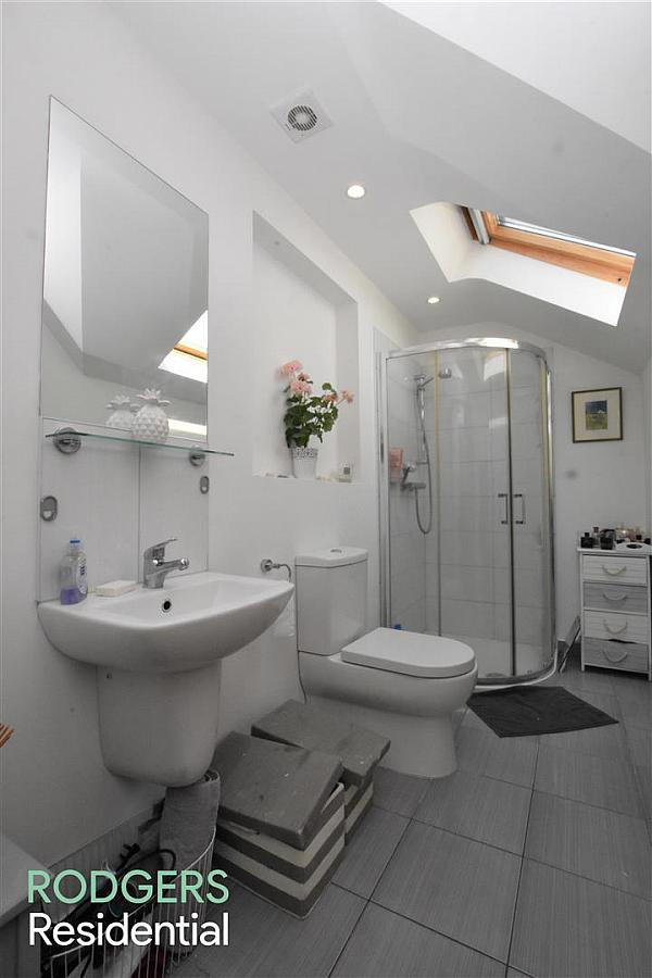 Apt 11, 104 Eglantine Avenue