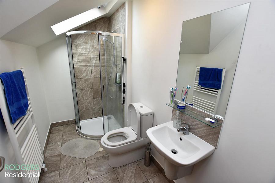 Apt 13, 108-110 Eglantine Avenue