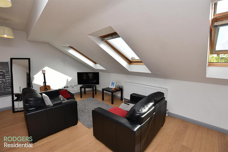 Apt 13, 108-110 Eglantine Avenue