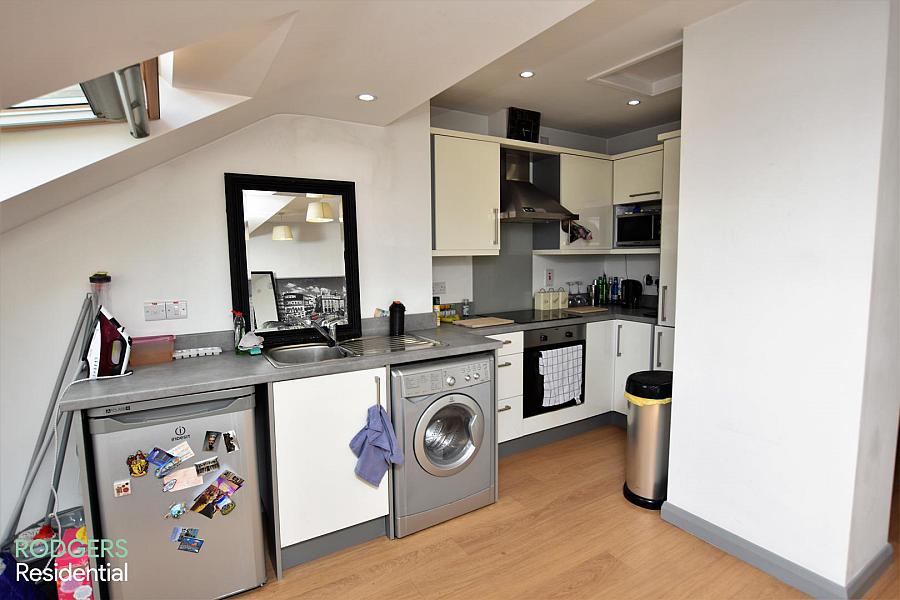 Apt 13, 108-110 Eglantine Avenue