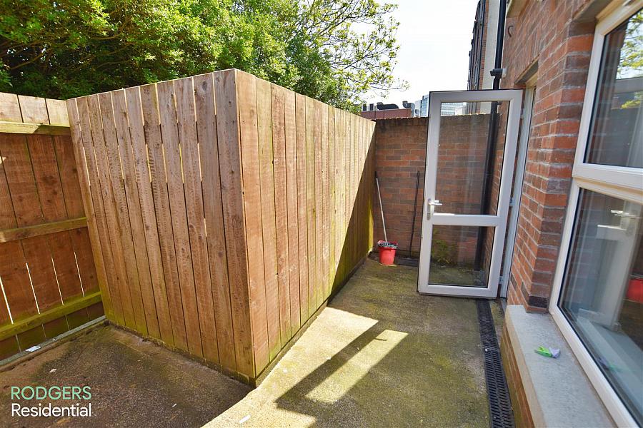 Apt 3, 104 Eglantine Avenue