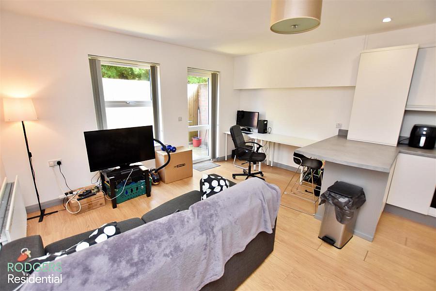 Apt 3, 104 Eglantine Avenue