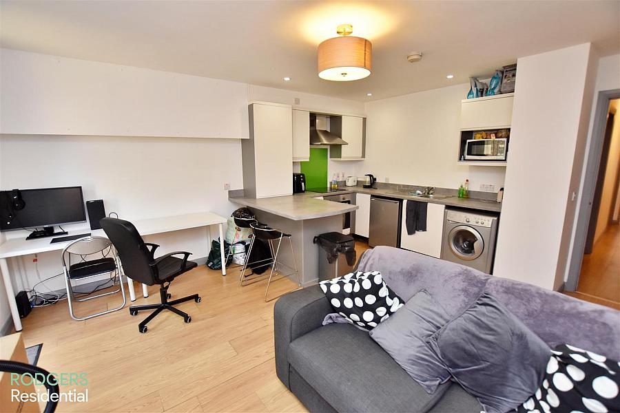 Apt 3, 104 Eglantine Avenue