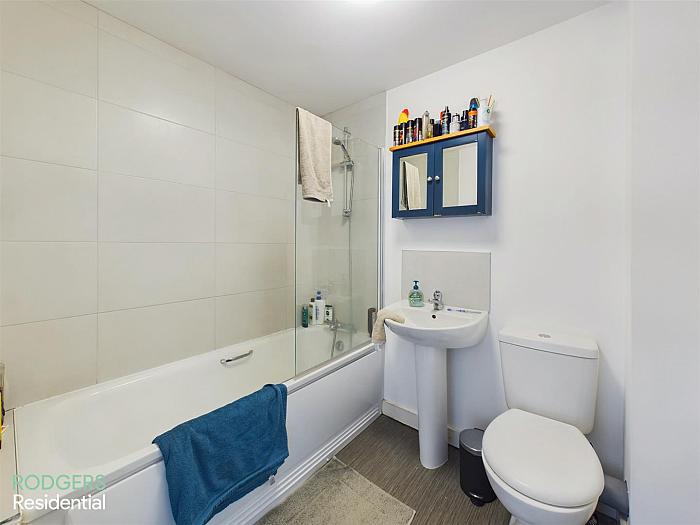 Apt 4, 25 Bridge End