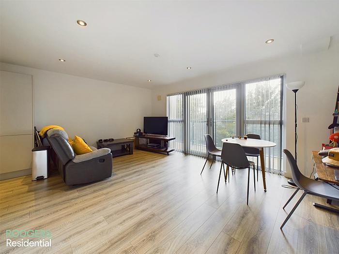 Apt 4, 25 Bridge End