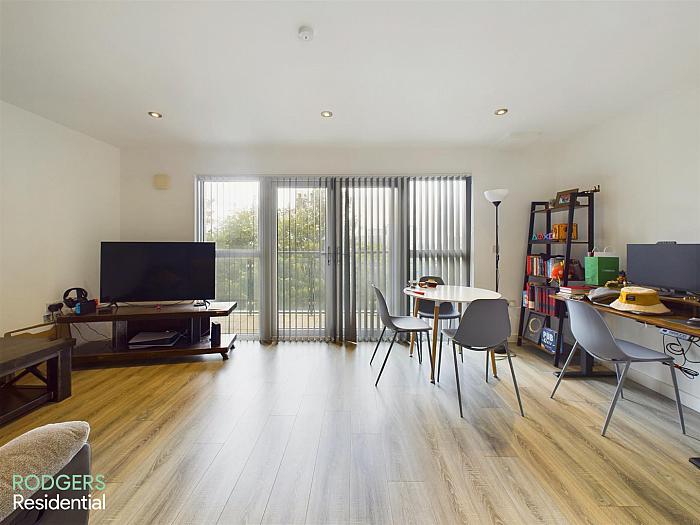 Apt 4, 25 Bridge End