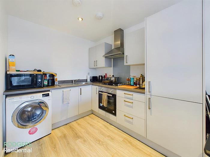 Apt 4, 25 Bridge End