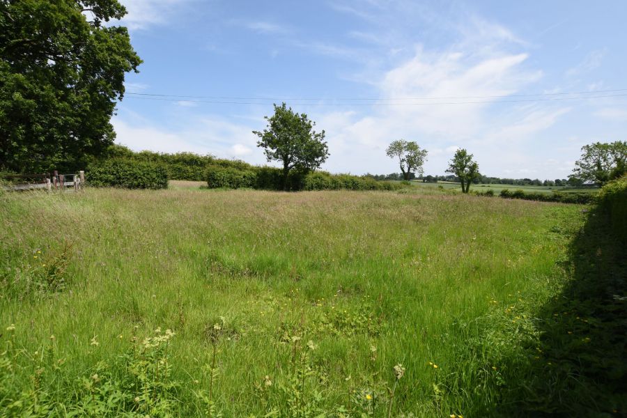 Country Cottage with total grounds extending to approximately 1.6 acres, 1 Lime Kiln Road