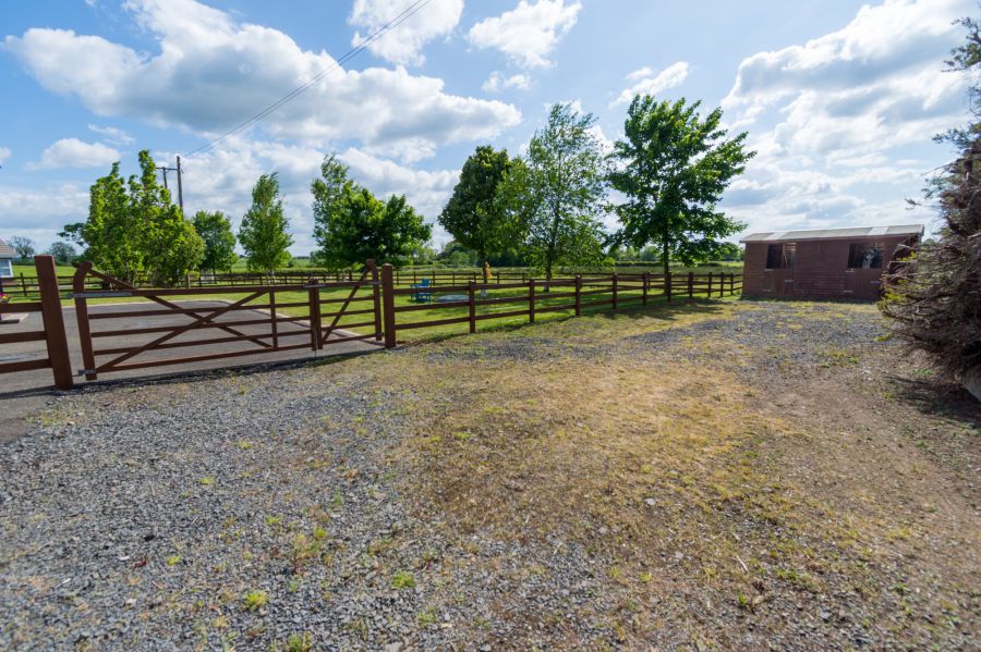 Detached house with stables and a field of approximately 3 acres, 21 Lisburn Road